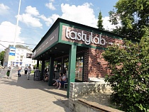 В Калининграде на проспекте Мира разбили дверь в Tasty Lab