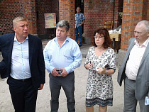 Ярошук объяснил месячное отставание с тротуаром у Музея янтаря киносъёмками