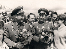 Найдены снимки космонавтов Леонова и Беляева с красавицами (фото)