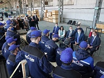 Алиханов встретился с рабочими в Гвардейском районе 