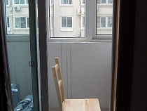 Калининградка спрыгнула с балкона второго этажа, спасаясь от насильников