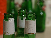 Мужчина ткнул односельчанку разбитой бутылкой в горло