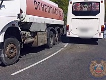 В Приморске рейсовый автобус столкнулся с бензовозом (видео)