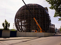 С «шара» у «Музея Мирового океана» демонтируют всё остекление