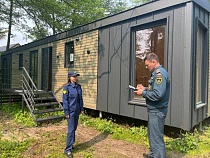Глэмпинги с туристами в Зеленоградском районе при пожарах сгорят первыми