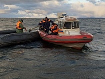 У Балтийска в открытом море перевернулась лодка с рыбаками