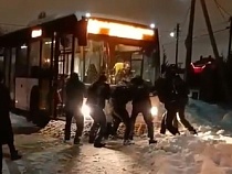 Автобус №40 в Калининграде вытолкали на маршрут вручную