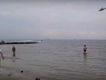 В День города над пляжем Зеленоградска пронёсся штурмовой вертолёт (видео)