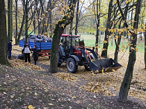  Для вывоза убранных на субботнике в Южном парке листьев понадобилось четыре трактора