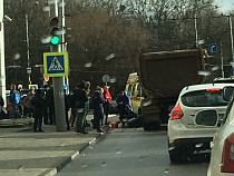 На переходе у Автовокзала в Калининграде песковоз переехал ноги женщине