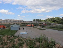 На свалке под Гусевом нашли переполненную ёмкость с вонючей жидкостью