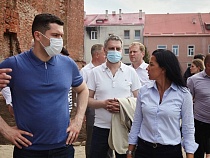 Экс-глава фонда капремонта сопровождала Алиханова в Немане 