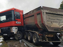 Фура снесла отбойник на мокрой дороге Калининград - Черняховск (фото)
