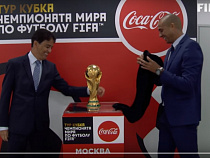 Футболисты Бебето и Трезеге представили Кубок ЧМ-2018, который привезут в Калининград (видео)