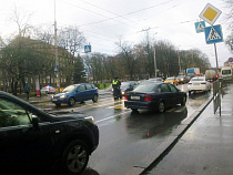 В Калининграде «на зебре» сбили девочку, бежавшую с мамой к автобусу