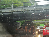 На Островского трактор вновь не прошёл по габаритам под железнодорожным мостом