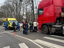 Бежавшая под фуру бабушка попала в «мёртвую» зону водителя (видео)