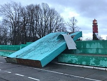 В Балтийске ветер свалил стоявшую 46 лет трибуну 