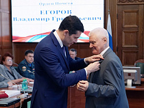 Алиханов «отсыпал» наград экс-губернатору, бизнесменам, главам 