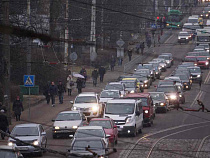 Пассажир отравил водителя газом, за невнимание к девушке   