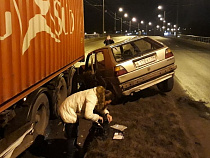 Легковушка влетела под фуру, перескочив газон (фото)