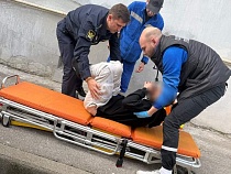 Выпавшему из квартиры в Гурьевске помогли приставы