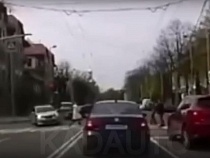В Калининграде машина ДПС едва не сбила женщину 