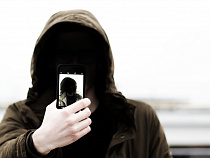 Приезжий одурачил и лишил мобильника жителя Балтрайона 