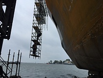 Судоремонтники под Калининградом применяют новую систему судовых лесов