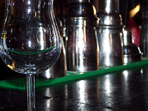 В Калининграде на камеры видеонаблюдения попала кража с барной стойки 