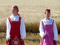 В Калининграде ринулись скупать неожиданные костюмы для мужчин с женщинами