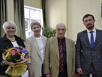 Дипломат сыграл на рояле в музыкальном колледже Калининграда