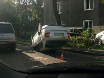 Очевидцы: в перевернувшемся на улице Потемкина такси находился ребенок