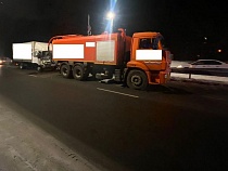 На Балтийском шоссе «Бауцентр» врезался в «Водоканал»