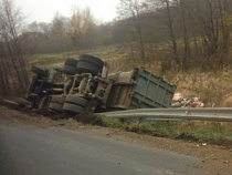 ДТП под Янтарным: грузовик вылетел с трассы в кювет