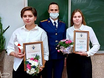 Школьницам из Немана вручили благодарности от Бастрыкина 