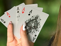 Из-за карточного долга женщине из Нестерова сломали рёбра