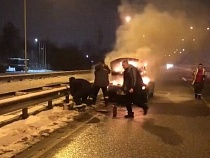 Под Калининградом снежками тушили загоревшуюся машину 