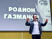 Газманов эксклюзивно спел единороссам в школе Калининграда