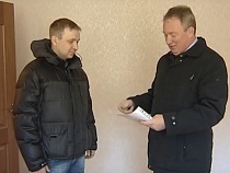 Под Калининградом аварийщики получили ключи от новых квартир
