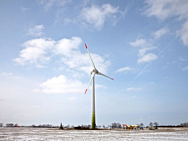 В новом ветропарке под Калининградом установили два из трех ветряков 