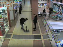 У посетителя бутика угнали гироскутер (видео)