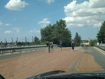 По мосту на Железнодорожной рассыпалось зерно из грузовика (видео)