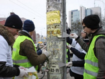 В Калининграде на центральных улицах молодежь очистила от рекламы столбы 