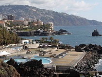 Половина допускает отдых чиновников за границей без последствий