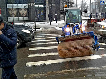 На борьбу со снегом в Калининграде вышла вся имеющаяся у МП «Чистота» техника