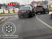 На выезде из Гурьевска машина с дипномерами врезалась в другую и уехала
