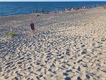 В Калининградской области западный ветер согнал туристов с пляжей в море