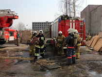 Под Калининградом пожарные эвакуируют целый поселок