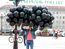 В небо над центром Калининграда взмыло 100 черных шаров